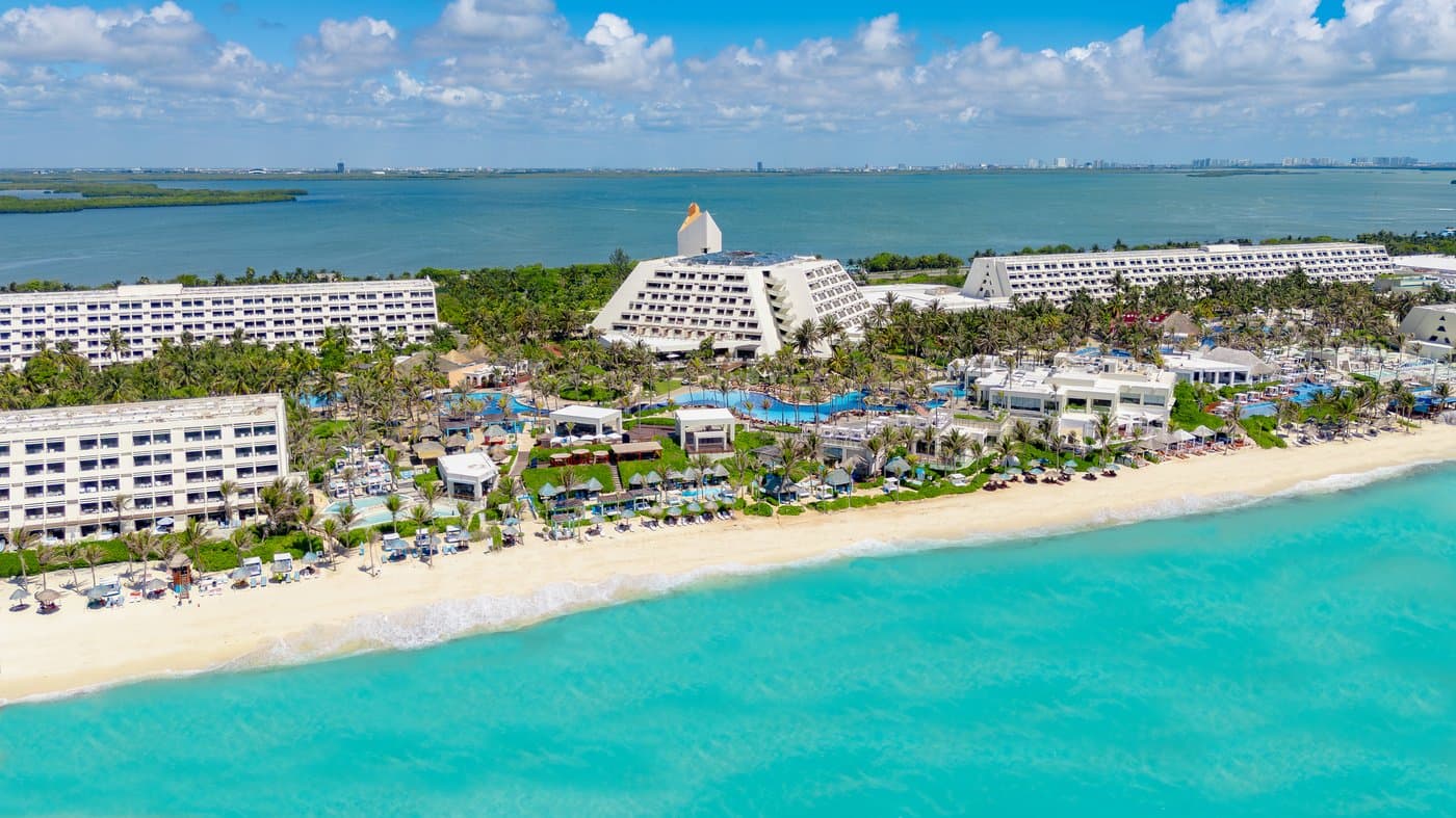 Galeria de Panorámico: Vista aérea do hotel Grand Oasis Cancun e su praia.